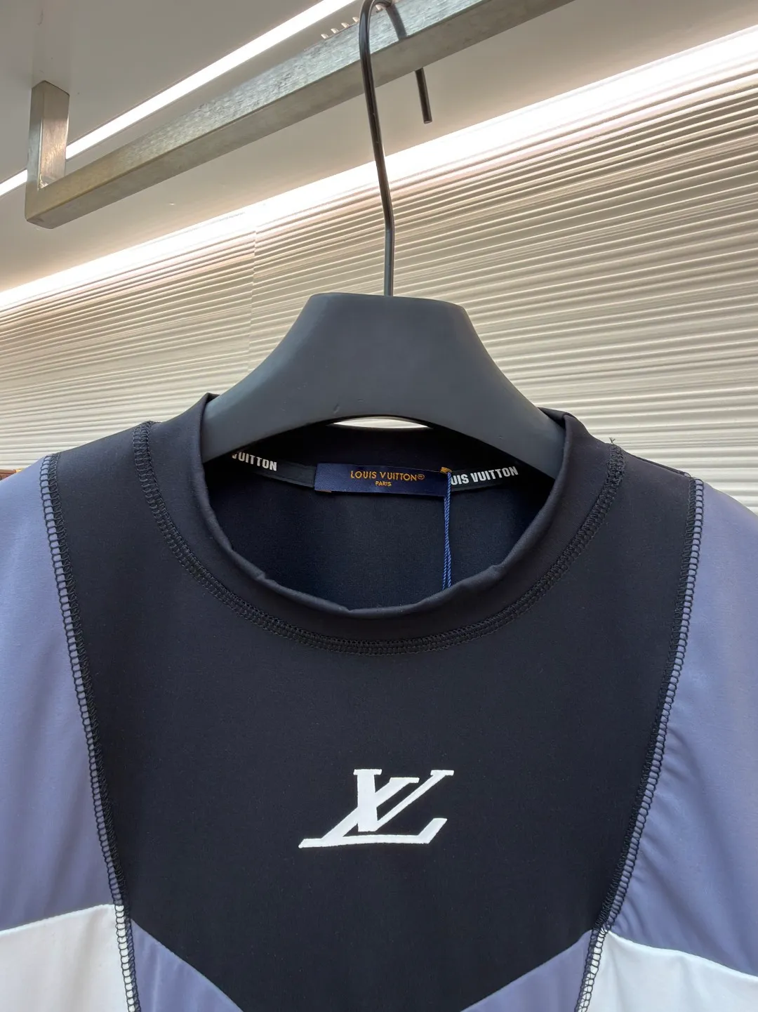 LOUIS VUITTON Spliced round neck jogging short-sleeved T-shirt ●Original version: purchased and developed by 8167 ●Item number: 1682020-A20 ●Fabric: cotton fabric ●Technology: made on positioning cutting machine ●Color: black, gray and white ●Type: fitted version ●Weight: about 295 grams ●Size: S-M-L-XL ●Description: This LOUIS VUITTON The FW25 jogging short-sleeved T-shirt is made of high-elastic technical knitted fabric (presumably a blend of polyester fiber and spandex). It has been treated with directional stretching technology and has both breathability and sports extensibility. The body of the garment adopts color-blocking insert technology: black, gray, and white panels are spliced ​​diagonally in a V-shape, and the edges are processed with "boneless overlocking" to make the seams smooth and smooth. The "LV" logo on the chest uses a silicone embossing + embroidery composite process: first outline the outline with embroidery thread of the same color, and then cover it with a matte silicone layer, which not only ensures the three-dimensionality of the logo, but also prevents it from falling off after washing. The neckline is double-layered ribbed and has built-in elastic webbing for reinforcement, making it less likely to deform after long-term wear. The overall shape is sporty and slim-fitting, and the arc of the cut piece has been ergonomically optimized, making it suitable for light sports such as jogging. The overall wiring is straight and delicate, the fabric is comfortable and soft, and the color is consistent without color difference. It can be matched with the same style to create a fashionable look and control various occasions. Customized accessories, complete with three standards, same style for men and women!